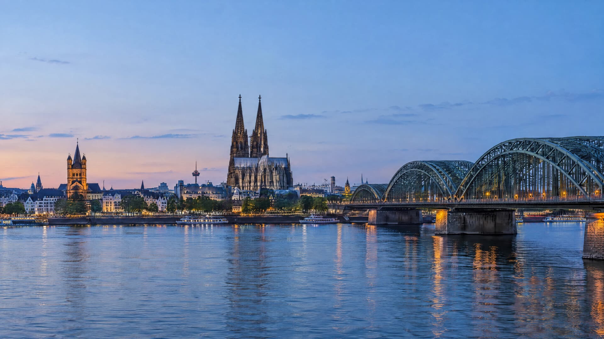 KI-generiertes Köln-Panorama mit Dom, Hohenzollernbrücke und Rhein